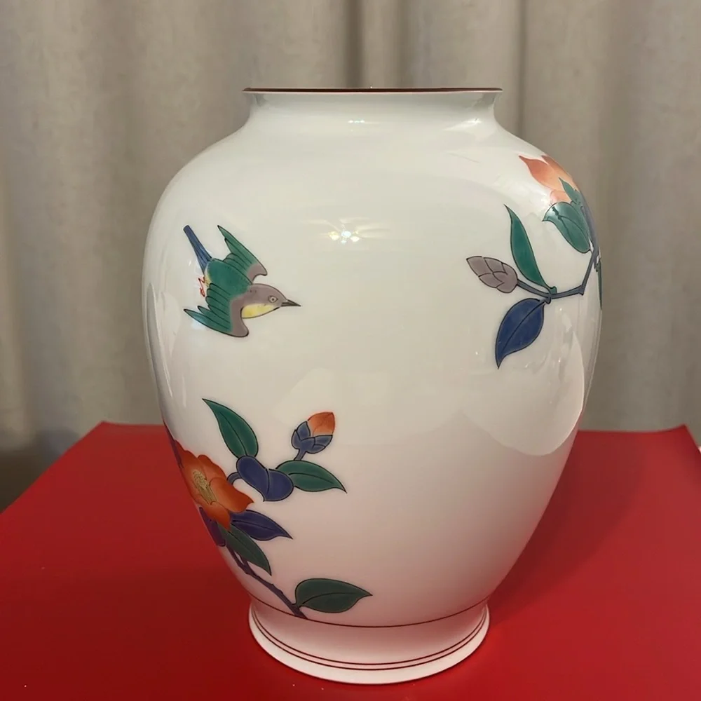 Vintage 1982 Koransha Sakaida Kakiemon XIII Procelain Vase 9”H 6.5”D